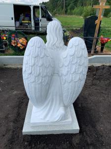 Ангел на могилу